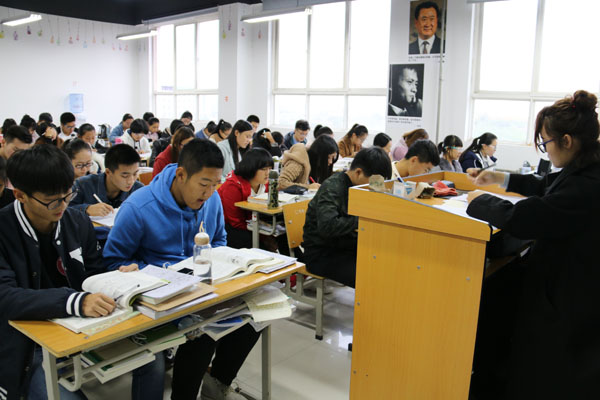 1.辅导员与学生共同学习.JPG