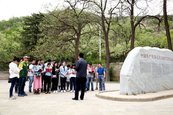 参训学员在中共七大旧址听取谭虎娃教授讲课.JPG